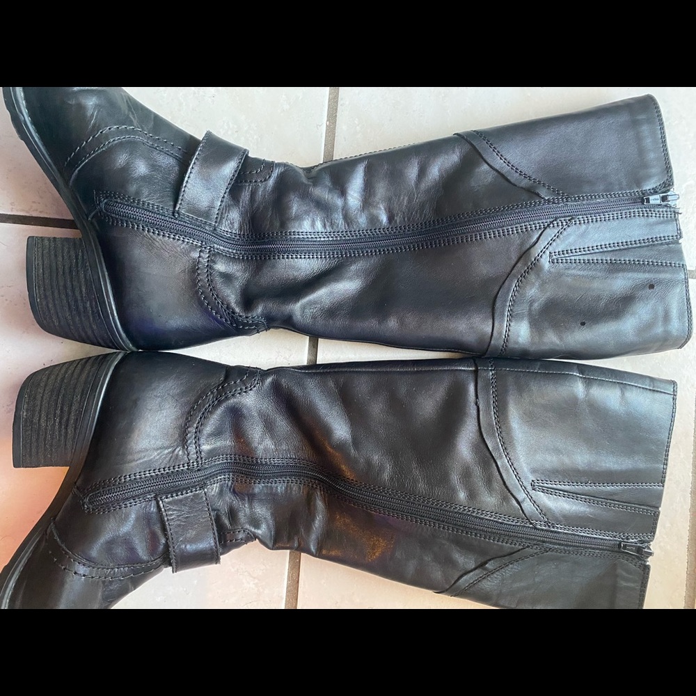 COPY - Clarks boots size 6 M